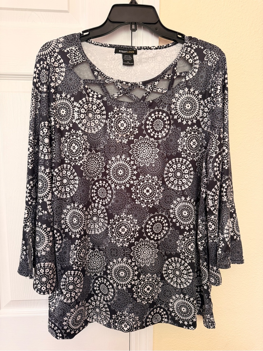 Robert Louis XL. Black & White Crisscross Medallion Long Sleeve Top